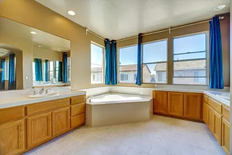 Bath - 30253 Oakbrook Rd, Hayward, CA 94544 photo 3 of 8