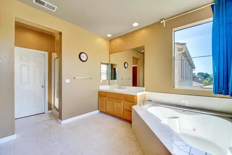 Bath - 30253 Oakbrook Rd, Hayward, CA 94544 photo 4 of 8