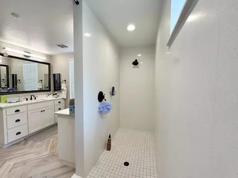 Bath - 1952 Cannery Loop, Davis, CA 95616 photo 3 of 5