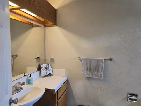 Bath - 401 Montrose Ct, Modesto, CA 95355 photo 3 of 5