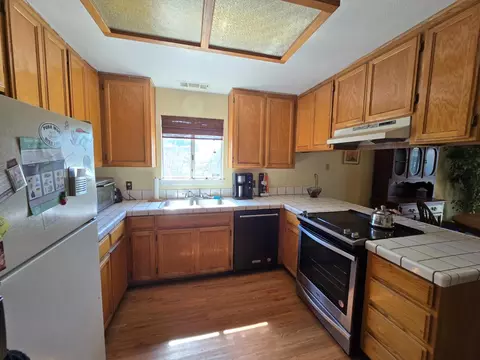 Kitchen - 401 Montrose Ct, Modesto, CA 95355 photo 1 of 2