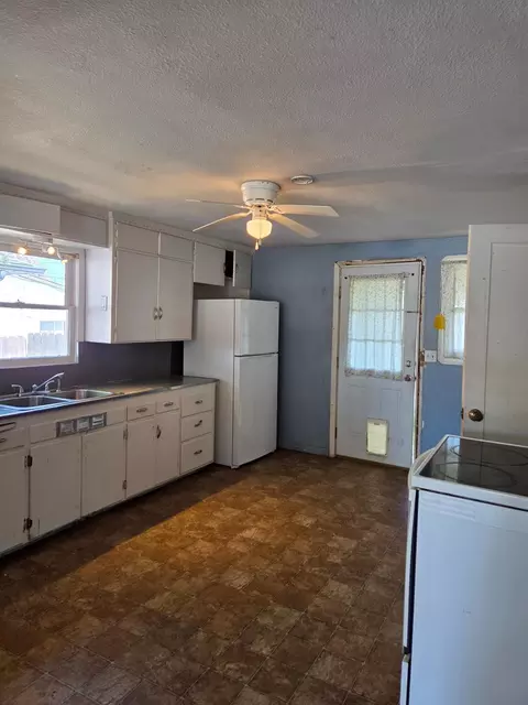 Kitchen - 133 5th St, Galt, CA 95632 photo 2 of 4