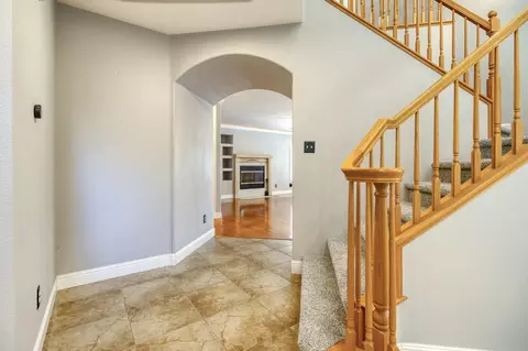 Entry Way - 3701 Amestoy Ct, Modesto, CA 95355 photo 4 of 7