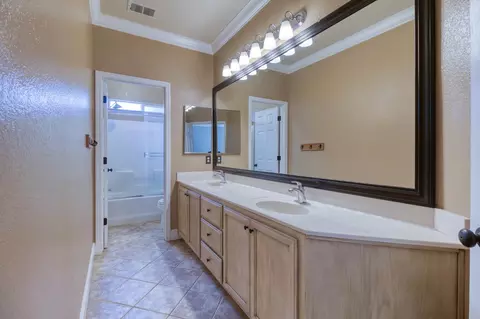 Bath - 3701 Amestoy Ct, Modesto, CA 95355 photo 2 of 4