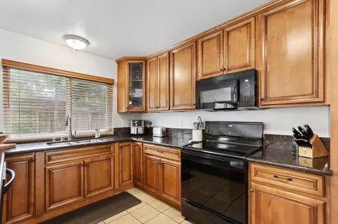 Kitchen - 3948 Cowell Blvd, Davis, CA 95618 photo 4 of 7