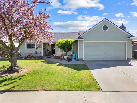 13132 Heather Dr, Waterford, CA 95386