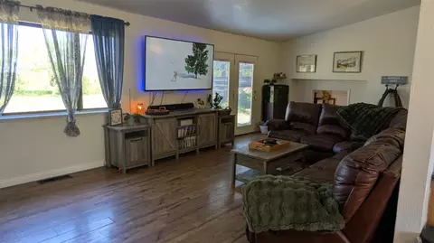 Living - 6949 Eric Ln, Wheatland, CA 95692 photo 3 of 4