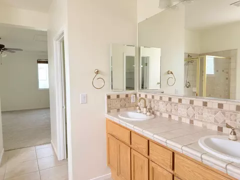 Bath - 1463 Estrella Way, Turlock, CA 95382 photo 5 of 7