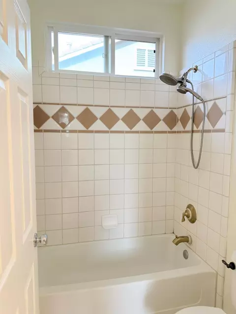 Bath - 1463 Estrella Way, Turlock, CA 95382 photo 3 of 7