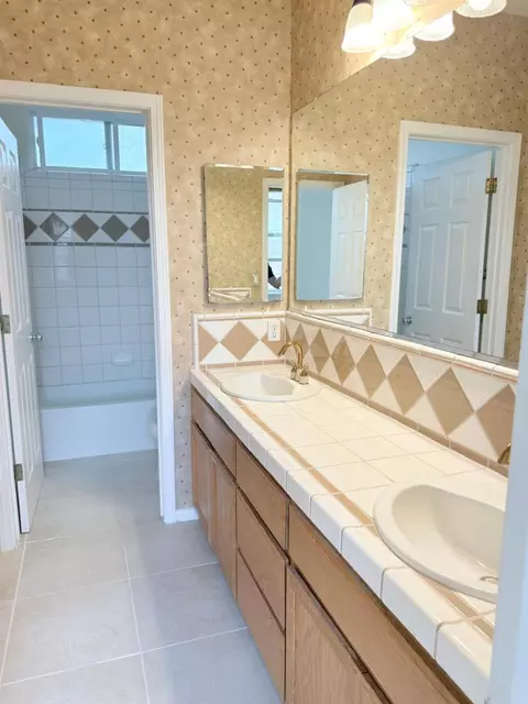 Bath - 1463 Estrella Way, Turlock, CA 95382 photo 2 of 7