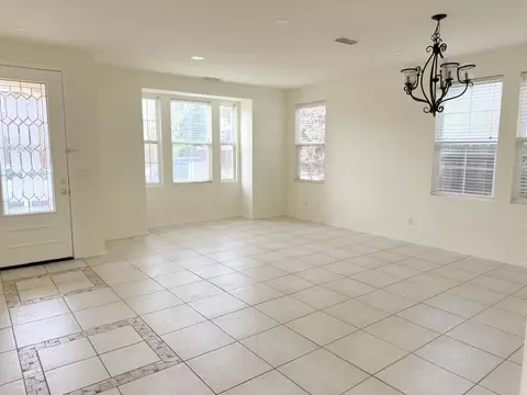 Living - 1463 Estrella Way, Turlock, CA 95382 photo 4 of 7