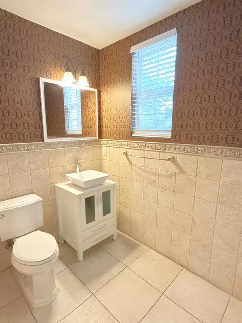 Bath - 1463 Estrella Way, Turlock, CA 95382 photo 1 of 7