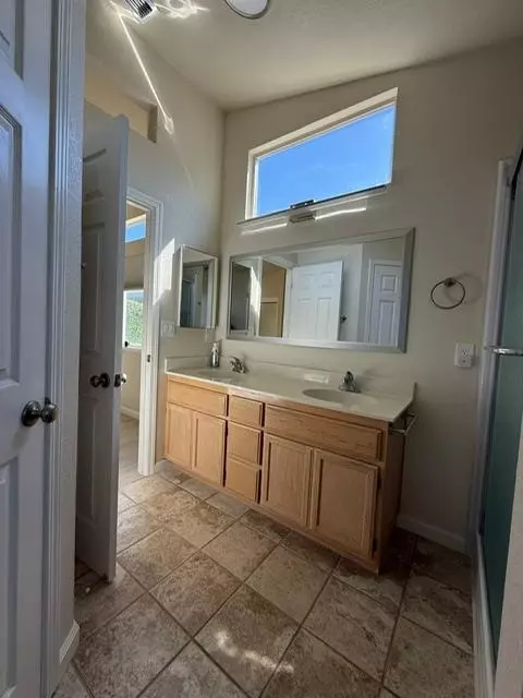 Bath - 954 Avenida Real, Ceres, CA 95307 photo 4 of 4