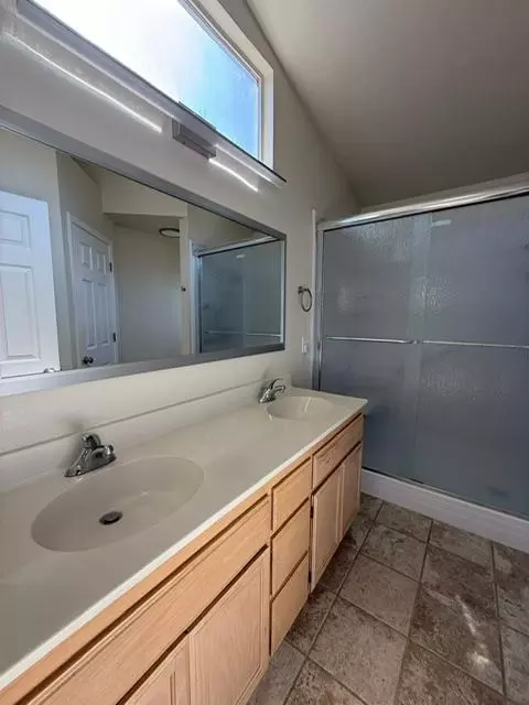 Bath - 954 Avenida Real, Ceres, CA 95307 photo 2 of 4