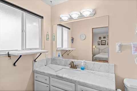 Bath - 1424 Rose Ave, Modesto, CA 95355 photo 4 of 5