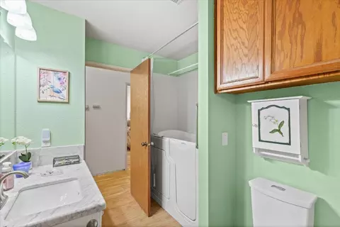 Bath - 1424 Rose Ave, Modesto, CA 95355 photo 1 of 5
