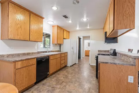 Kitchen - 29533 E Chapman Way, Escalon, CA 95320 photo 8 of 9