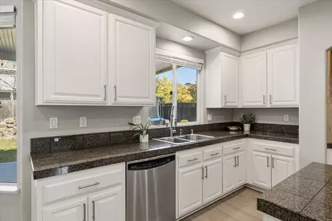 Kitchen - 2120 Big Sky Dr, Rocklin, CA 95765 photo 5 of 7