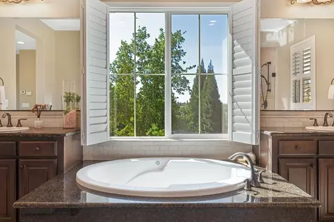 Bath - 936 Anvil Cir, Rocklin, CA 95765 photo 4 of 6