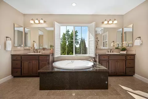 Bath - 936 Anvil Cir, Rocklin, CA 95765 photo 3 of 6