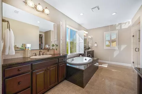 Bath - 936 Anvil Cir, Rocklin, CA 95765 photo 2 of 6