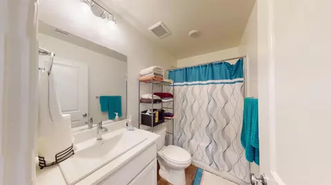 Bath - 1569 Concord Ave, Madera, CA 93637 photo 1 of 2