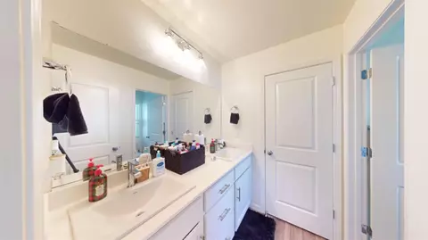 Bath - 1569 Concord Ave, Madera, CA 93637 photo 2 of 2