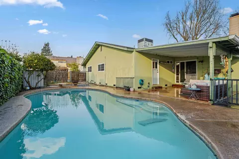 Exterior - 3913 Peacock Ln, Modesto, CA 95356 photo 6 of 8