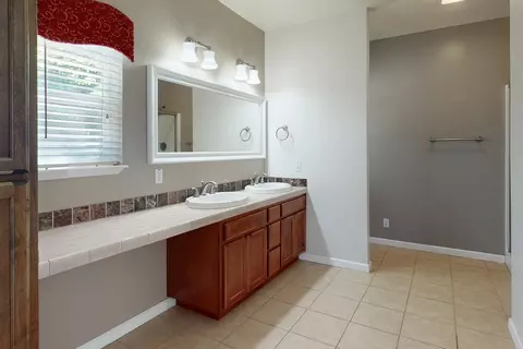 Bath - 1835 Magnolia St, Gridley, CA 95948 photo 1 of 6