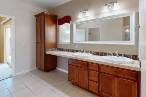 Bath - 1835 Magnolia St, Gridley, CA 95948 photo 2 of 6