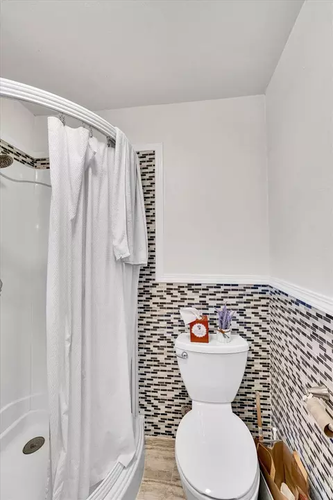 Bath - 623 10th St, Davis, CA 95616 photo 2 of 4