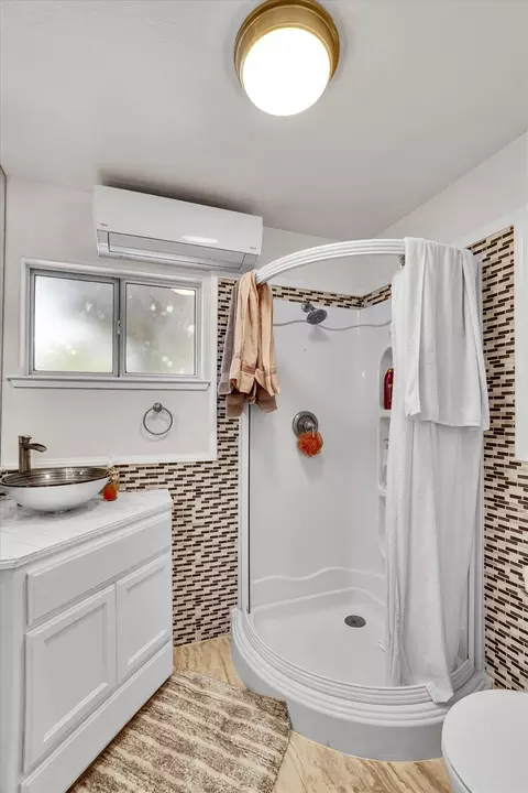 Bath - 623 10th St, Davis, CA 95616 photo 1 of 4
