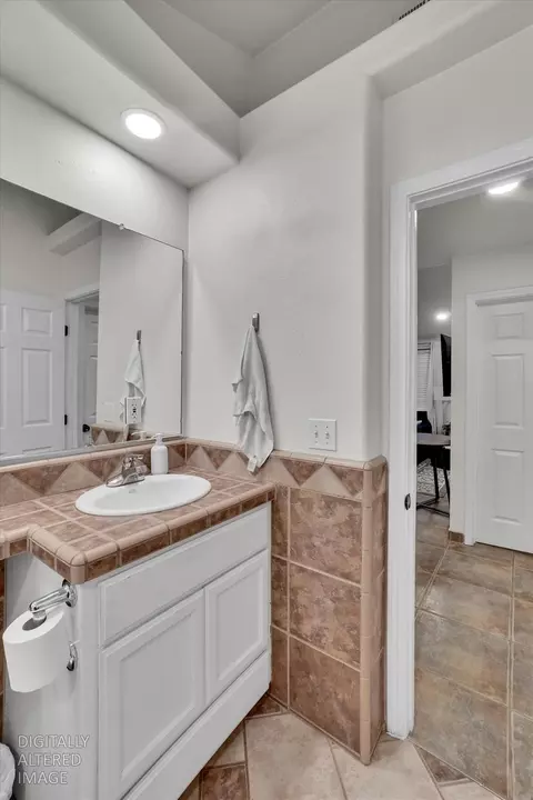 Bath - 623 10th St, Davis, CA 95616 photo 4 of 4
