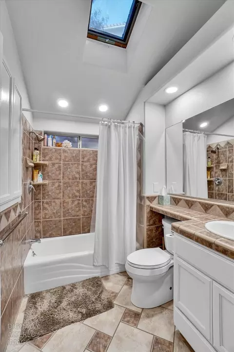 Bath - 623 10th St, Davis, CA 95616 photo 3 of 4