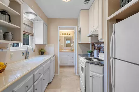 Kitchen - 2813 Panay Ct, Carmichael, CA 95608 photo 9 of 12