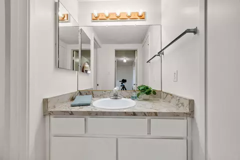 Bath - 469 Glacier Dr, Martinez, CA 94553 photo 1 of 5
