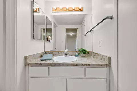 Bath - 469 Glacier Dr, Martinez, CA 94553 photo 2 of 5
