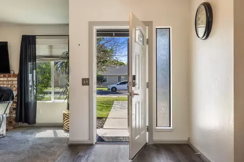 Entry Way - 2713 Dania Ct, Modesto, CA 95358 photo 2 of 8