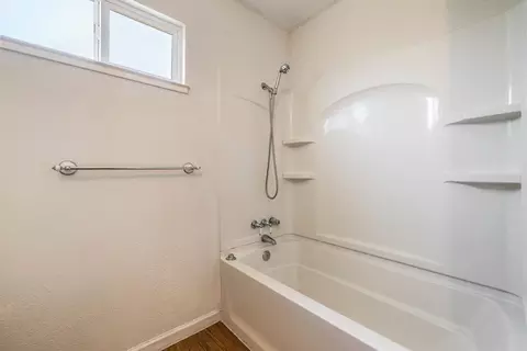 Bath - 2713 Dania Ct, Modesto, CA 95358 photo 2 of 4