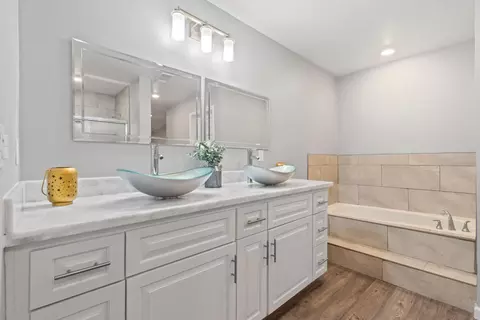 Bath - 209 Crater Ave, Modesto, CA 95351 photo 2 of 2