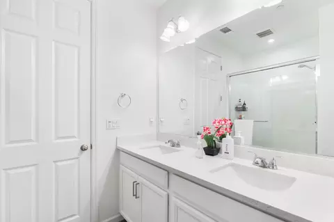 Bath - 1552 Egyptian Way, Olivehurst, CA 95961 photo 4 of 5