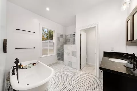 Bath - 990 Thompson Way, Placerville, CA 95667 photo 4 of 5