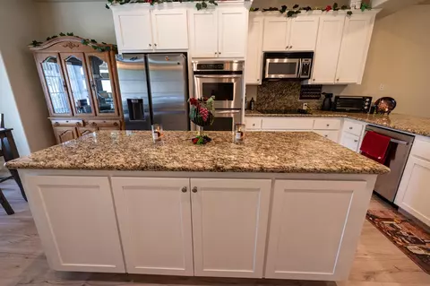 Kitchen - 850 Miraggio Dr, Patterson, CA 95363 photo 3 of 4