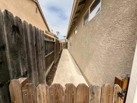 Exterior - 850 Miraggio Dr, Patterson, CA 95363 photo 5 of 13