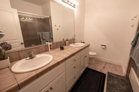Bath - 850 Miraggio Dr, Patterson, CA 95363 photo 1 of 3