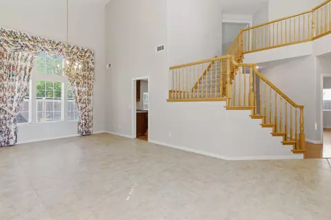 Living - 1703 Egret Dr, Tracy, CA 95376 photo 2 of 9
