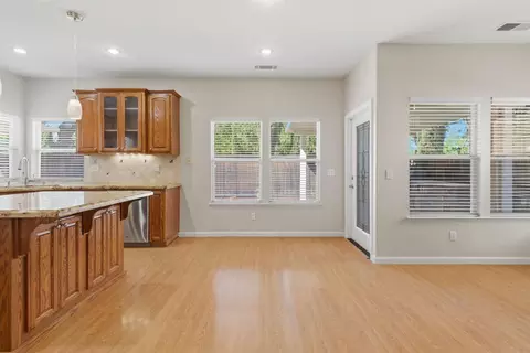 Living - 1703 Egret Dr, Tracy, CA 95376 photo 4 of 9