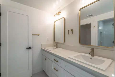 Bath - 6838 Grant Ave, Carmichael, CA 95608 photo 4 of 4