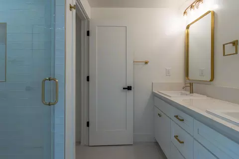 Bath - 6838 Grant Ave, Carmichael, CA 95608 photo 2 of 4