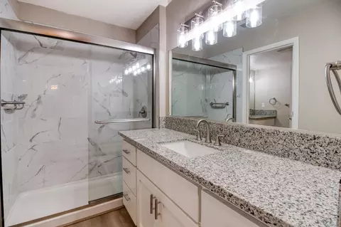 Bath - 2204 Orchard Park Way, Modesto, CA 95355 photo 2 of 3